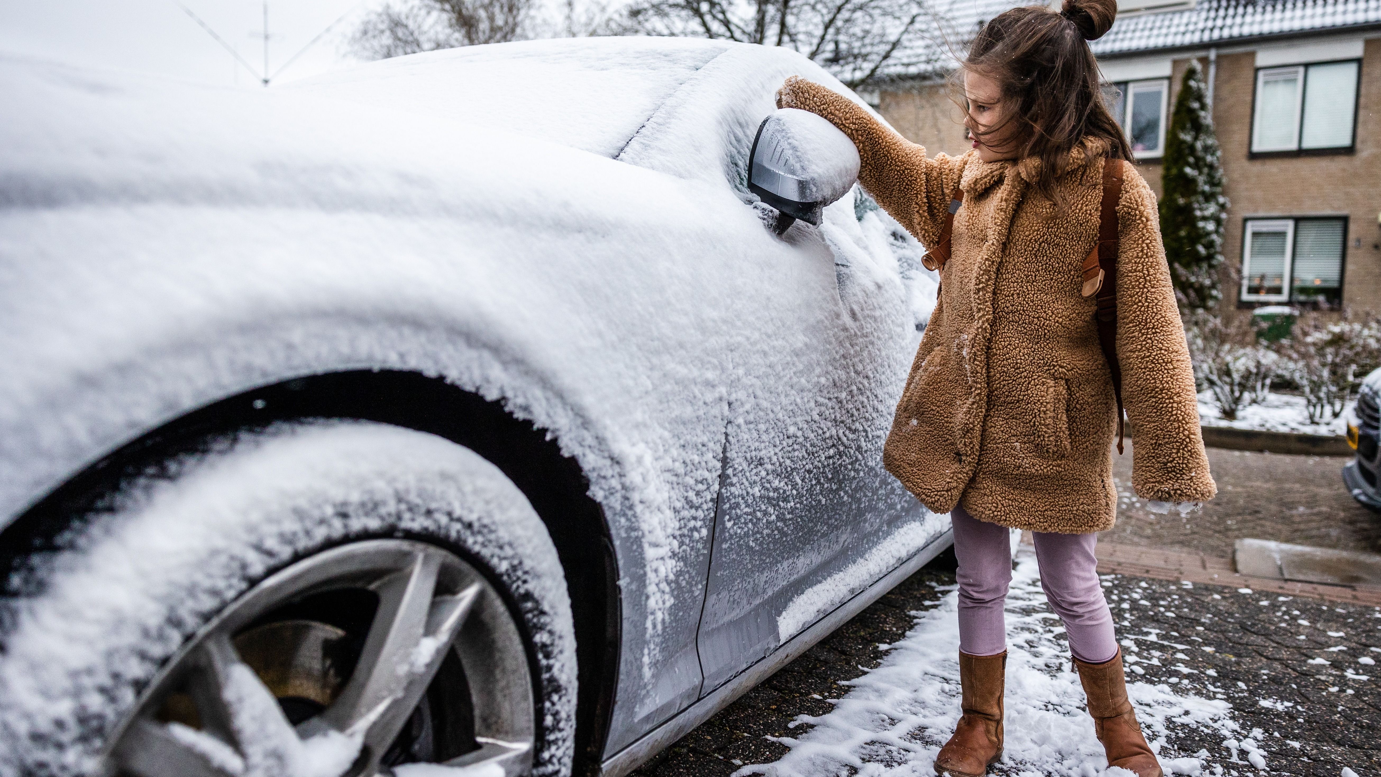 Meisje met winterse auto