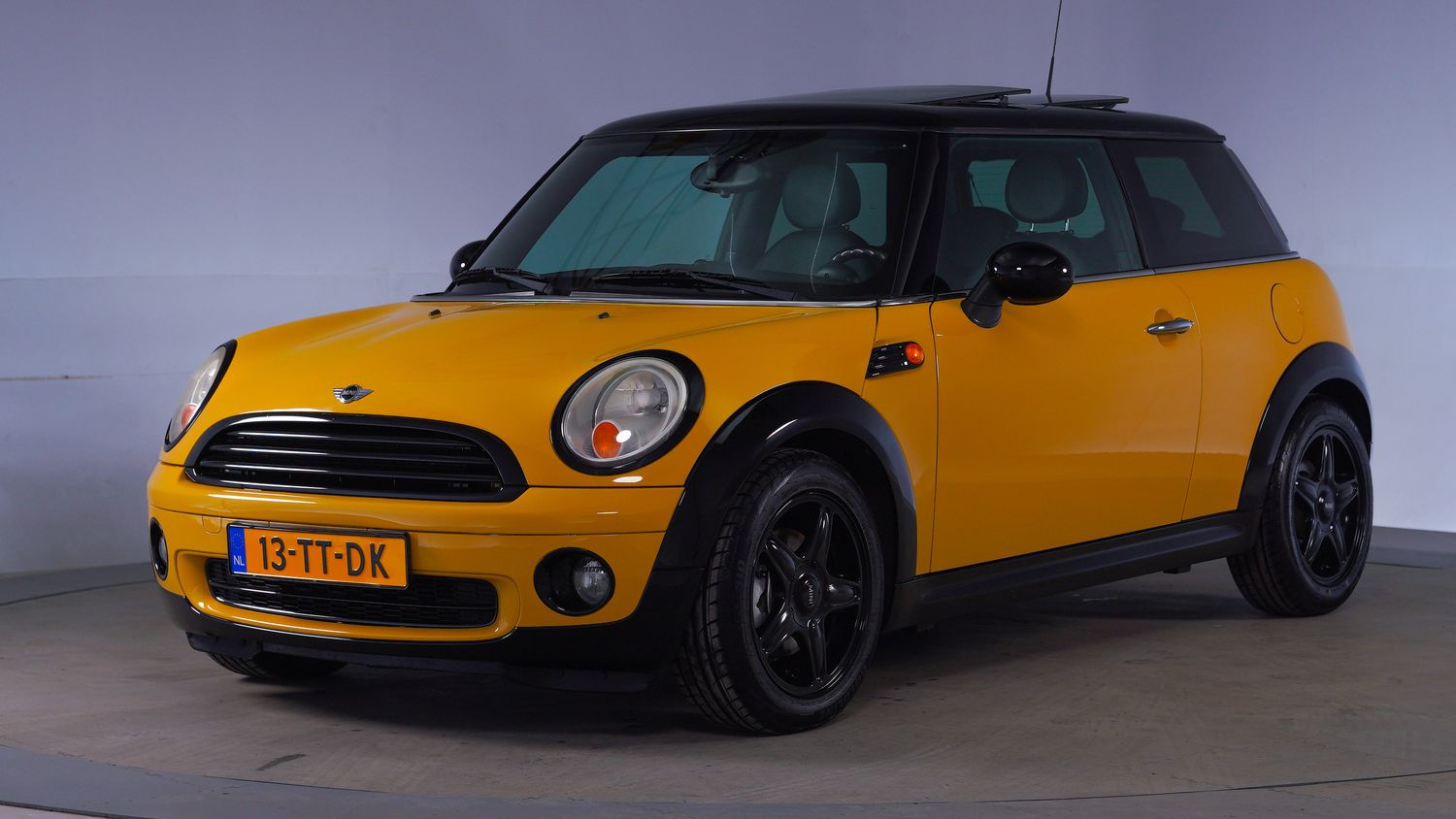 Mini Cooper Hatchback 2007 13-TT-DK 1