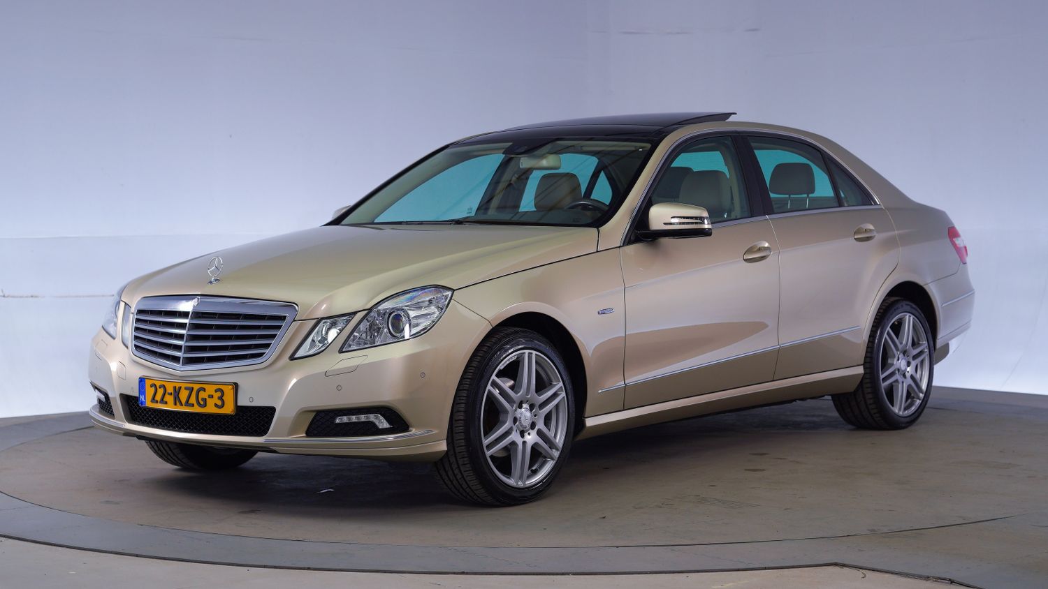 Mercedes-Benz E-Klasse Sedan 2010 22-KZG-3 1