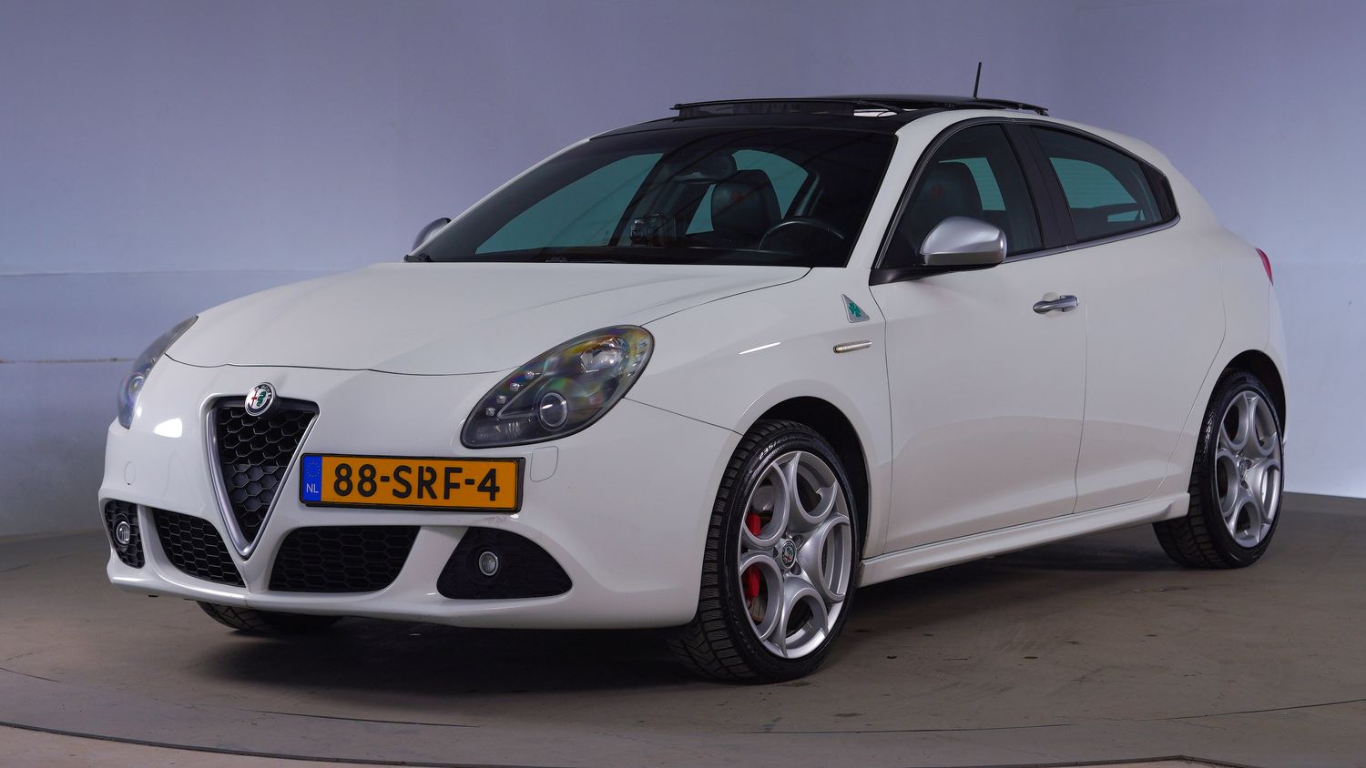 Alfa Romeo Giulietta MPV 2011 88-SRF-4 1