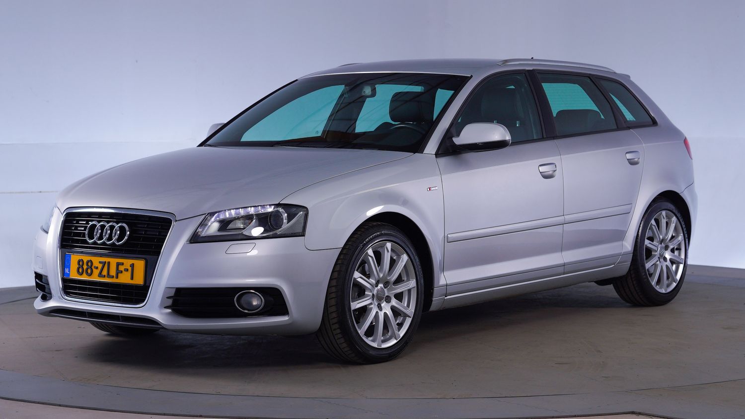 Audi A3 Hatchback 2013 88-ZLF-1 1