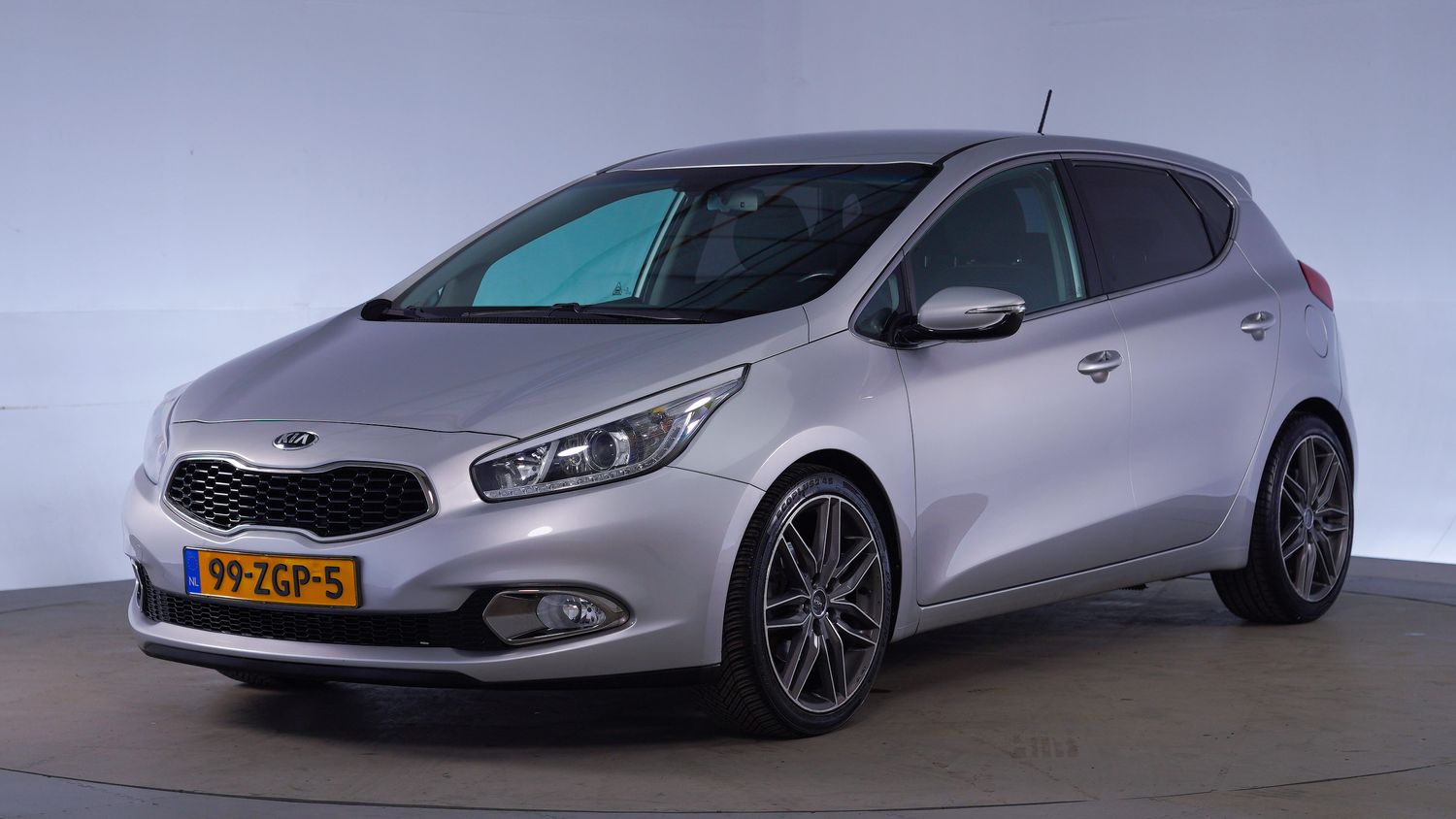 Kia Cee d Hatchback 2013 99-ZGP-5 1