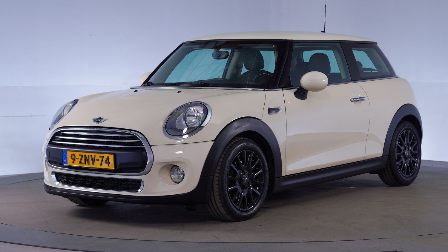 Mini One Hatchback 2015 9-ZNV-74 1