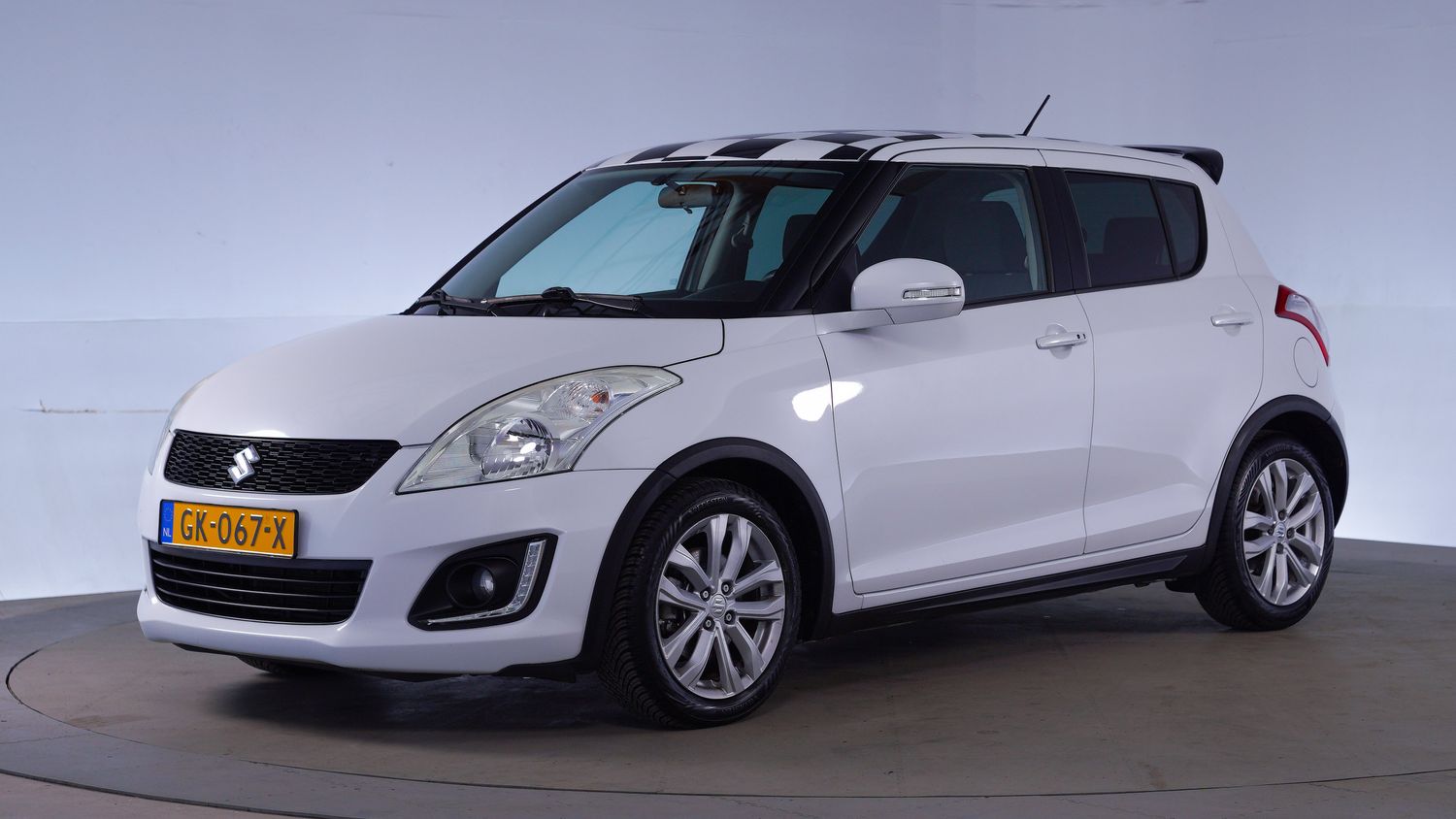 Suzuki Swift Hatchback 2015 GK-067-X 1