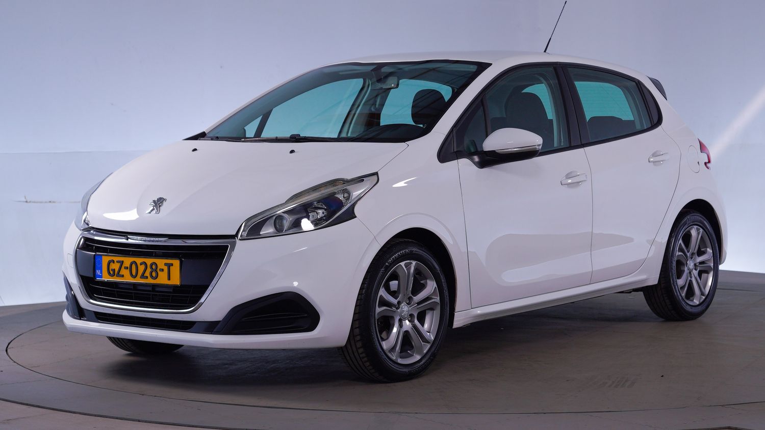 Peugeot 208 Hatchback 2015 GZ-028-T 1