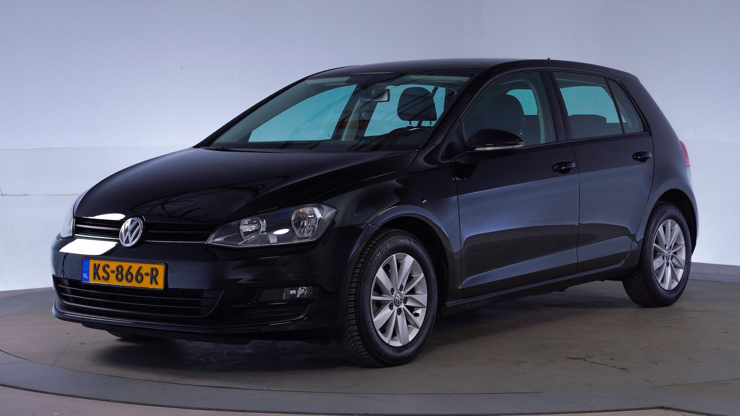 Volkswagen Golf Hatchback 2017 KS-866-R 1