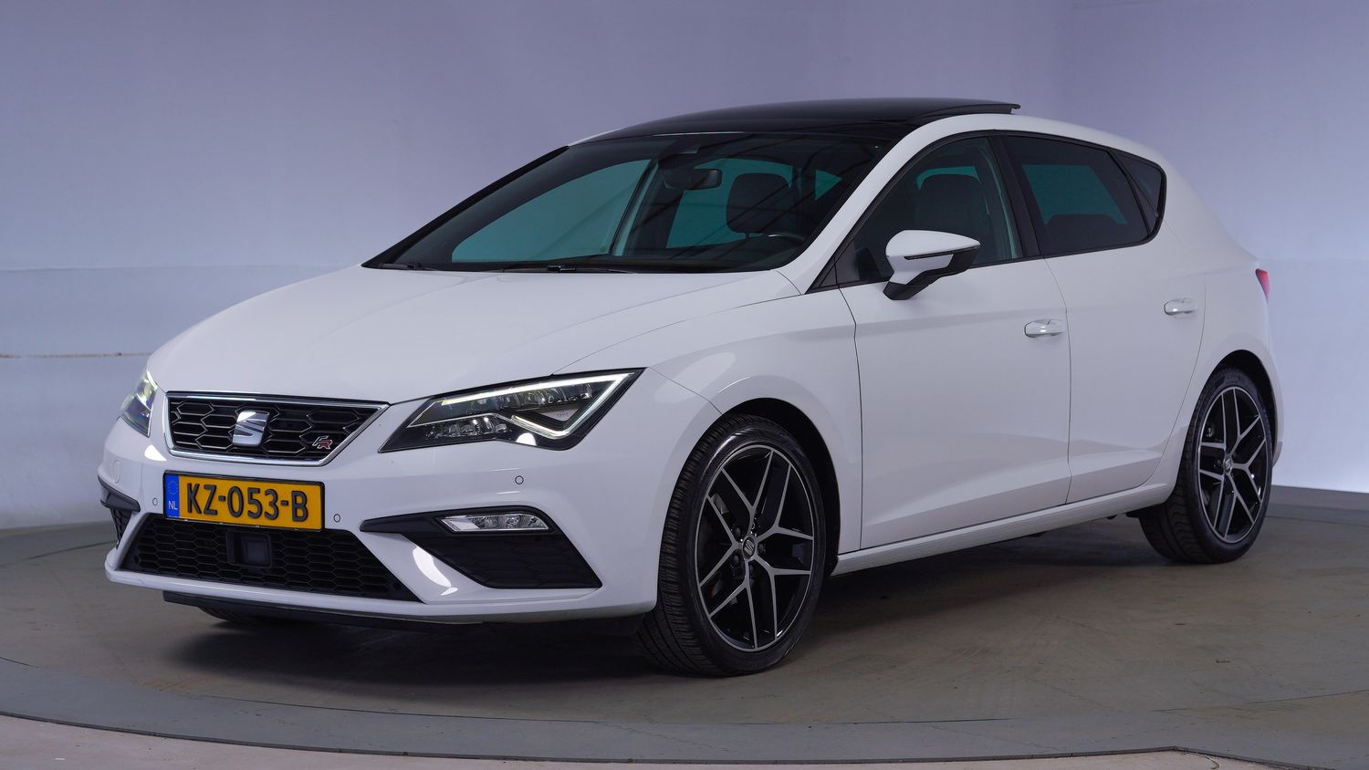 Seat Leon Hatchback 2017 KZ-053-B 1