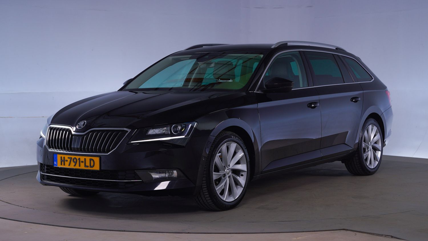 Skoda Superb Station 2019 H-791-LD 1