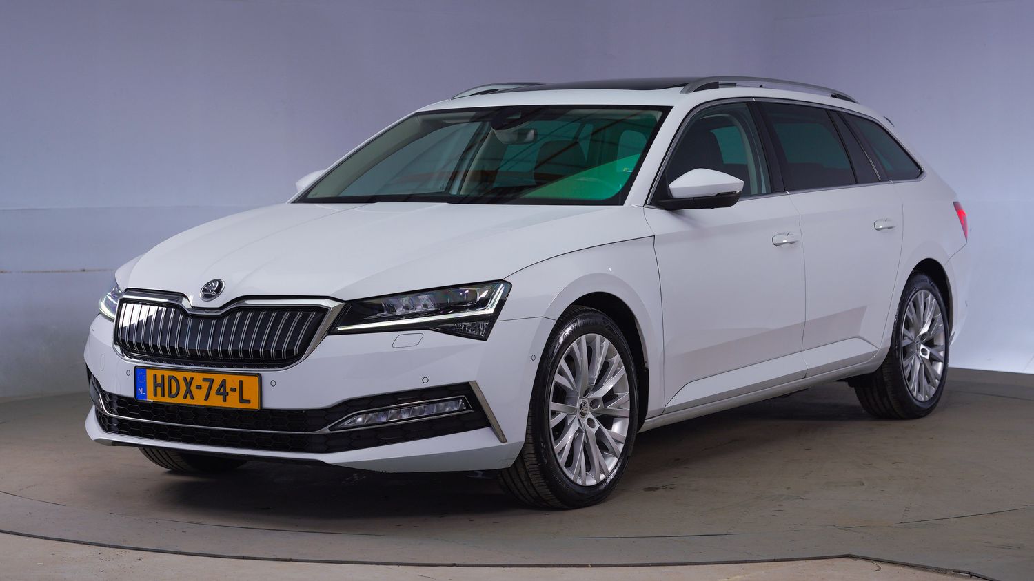 Skoda Superb Station 2021 HDX-74-L 1