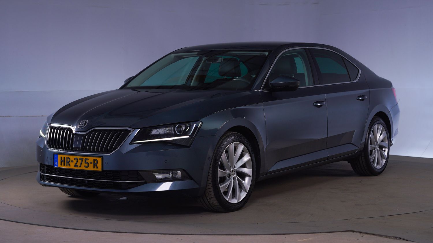 Skoda Superb Sedan 2016 HR-275-R 1