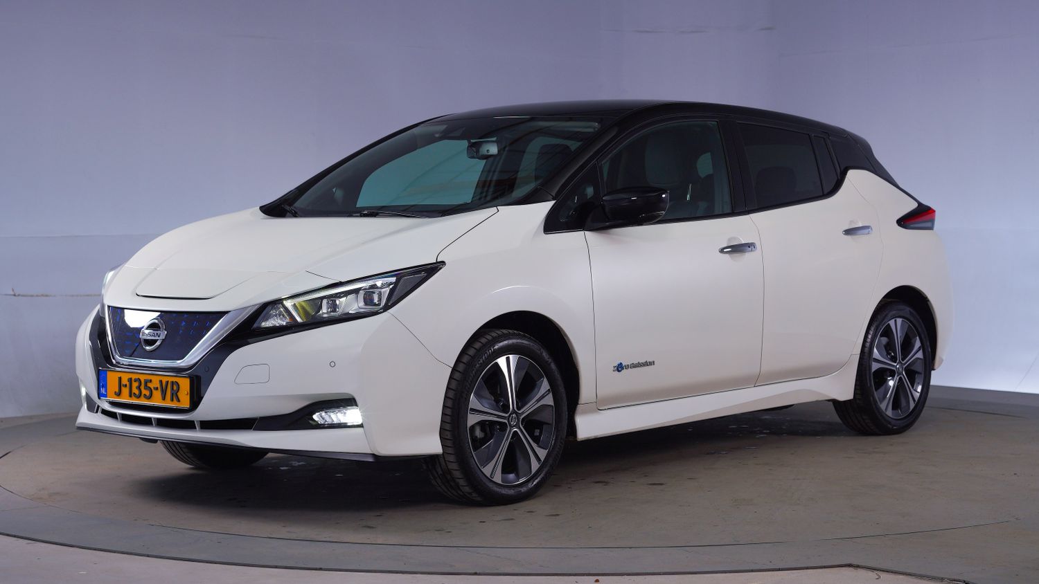 Nissan Leaf Hatchback 2020 J-135-VR 1