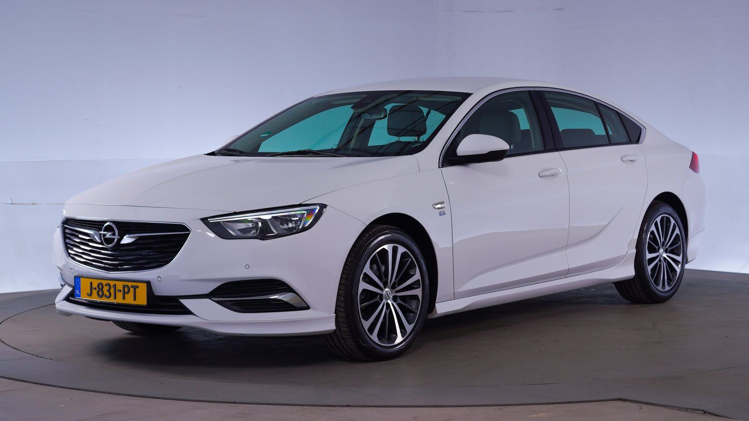Opel Insignia Hatchback 2020 J-831-PT 1
