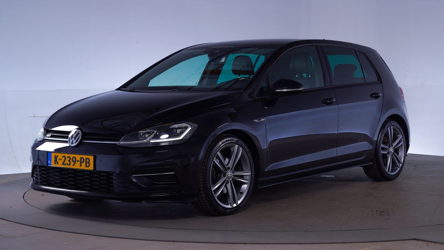 Volkswagen Golf Hatchback 2017 K-239-PB 1
