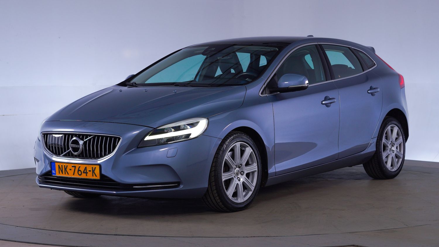 Volvo V40 Hatchback 2017 NK-764-K 1