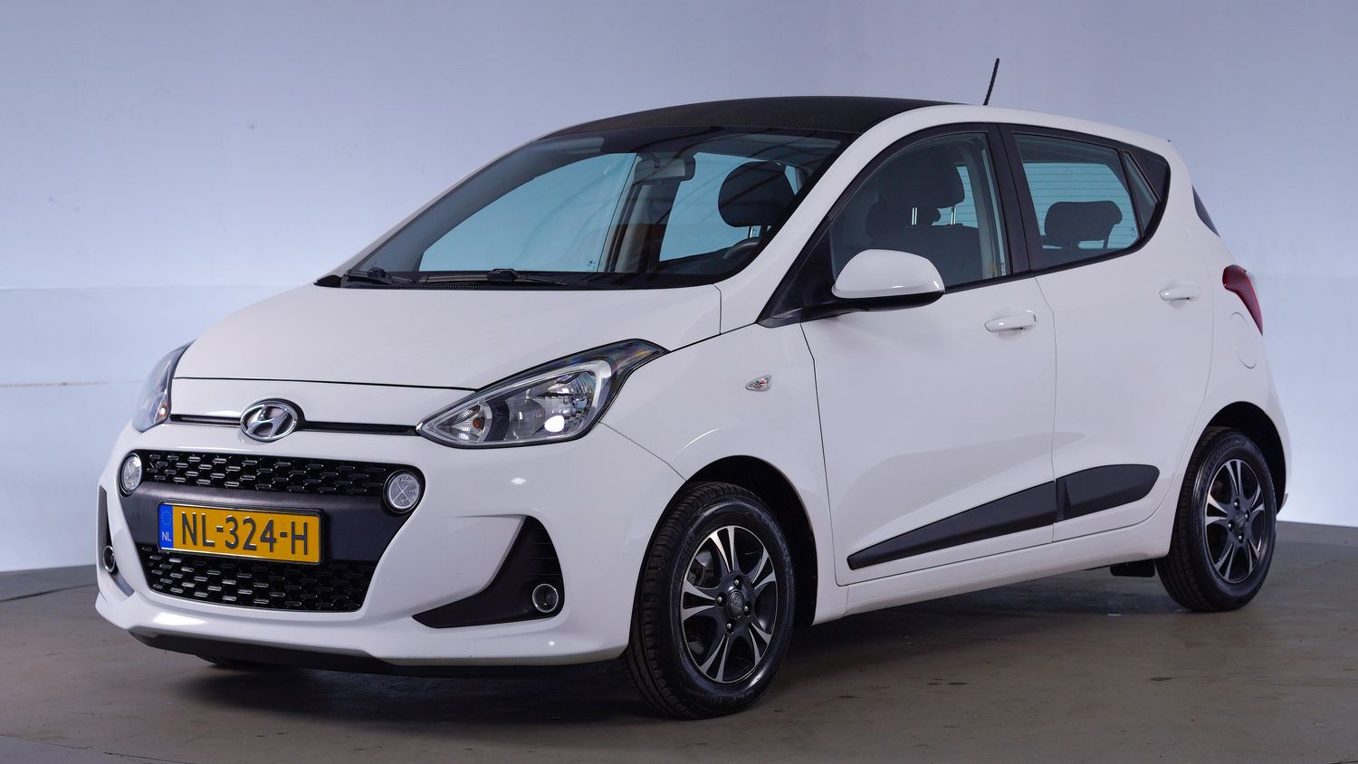 Hyundai i10 Hatchback 2017 NL-324-H 1