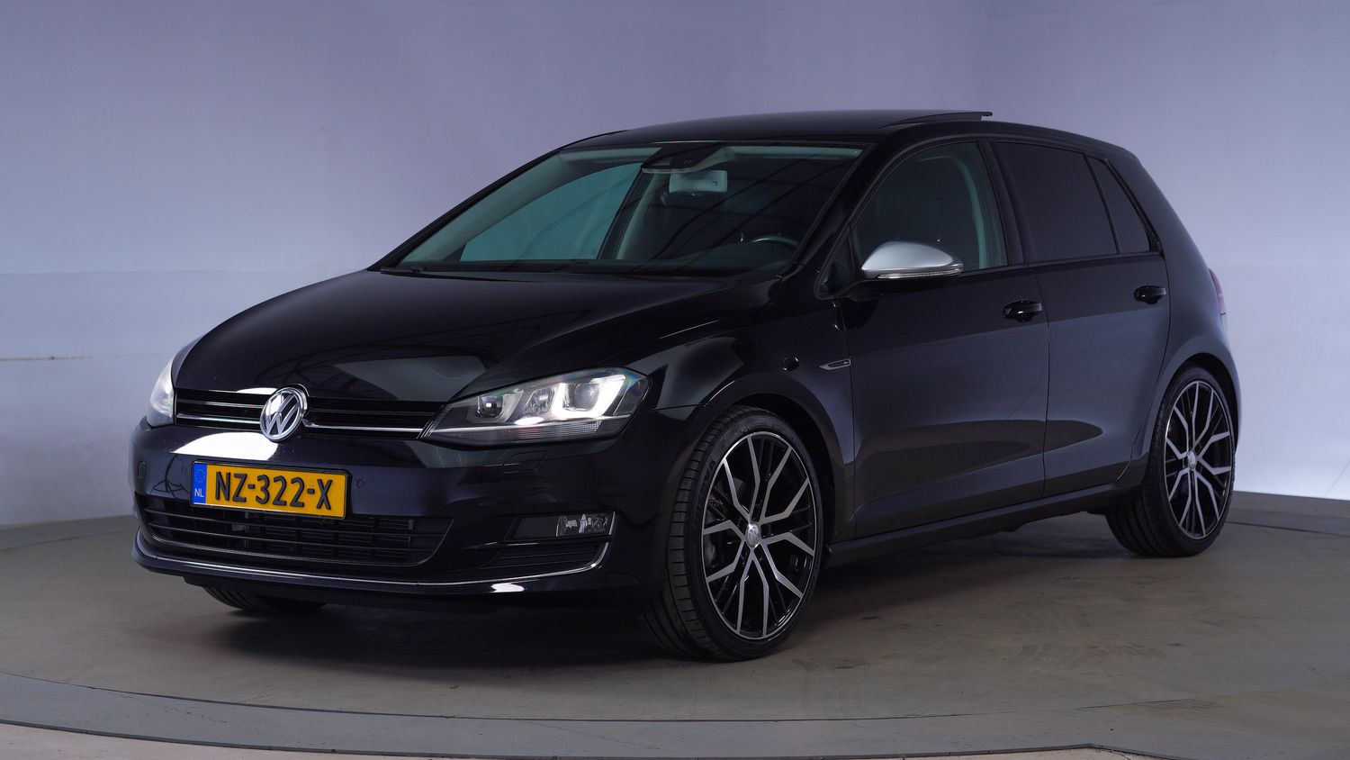 Volkswagen Golf Hatchback 2013 NZ-322-X 1