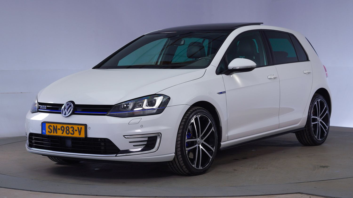 Volkswagen Golf Hatchback 2016 SN-983-V 1