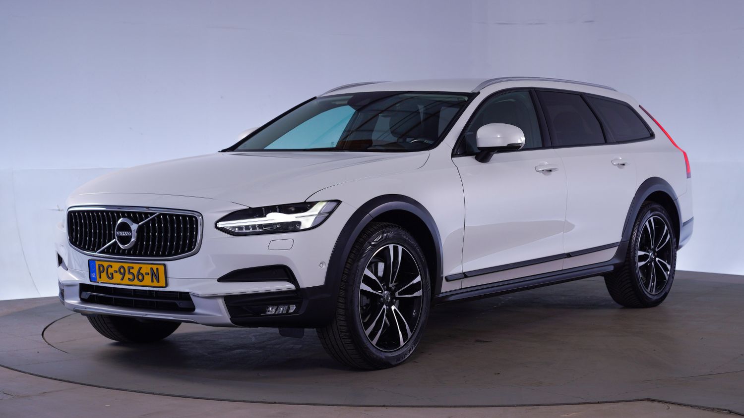 Volvo V90 Cross Country Station 2017 PG-956-N 1