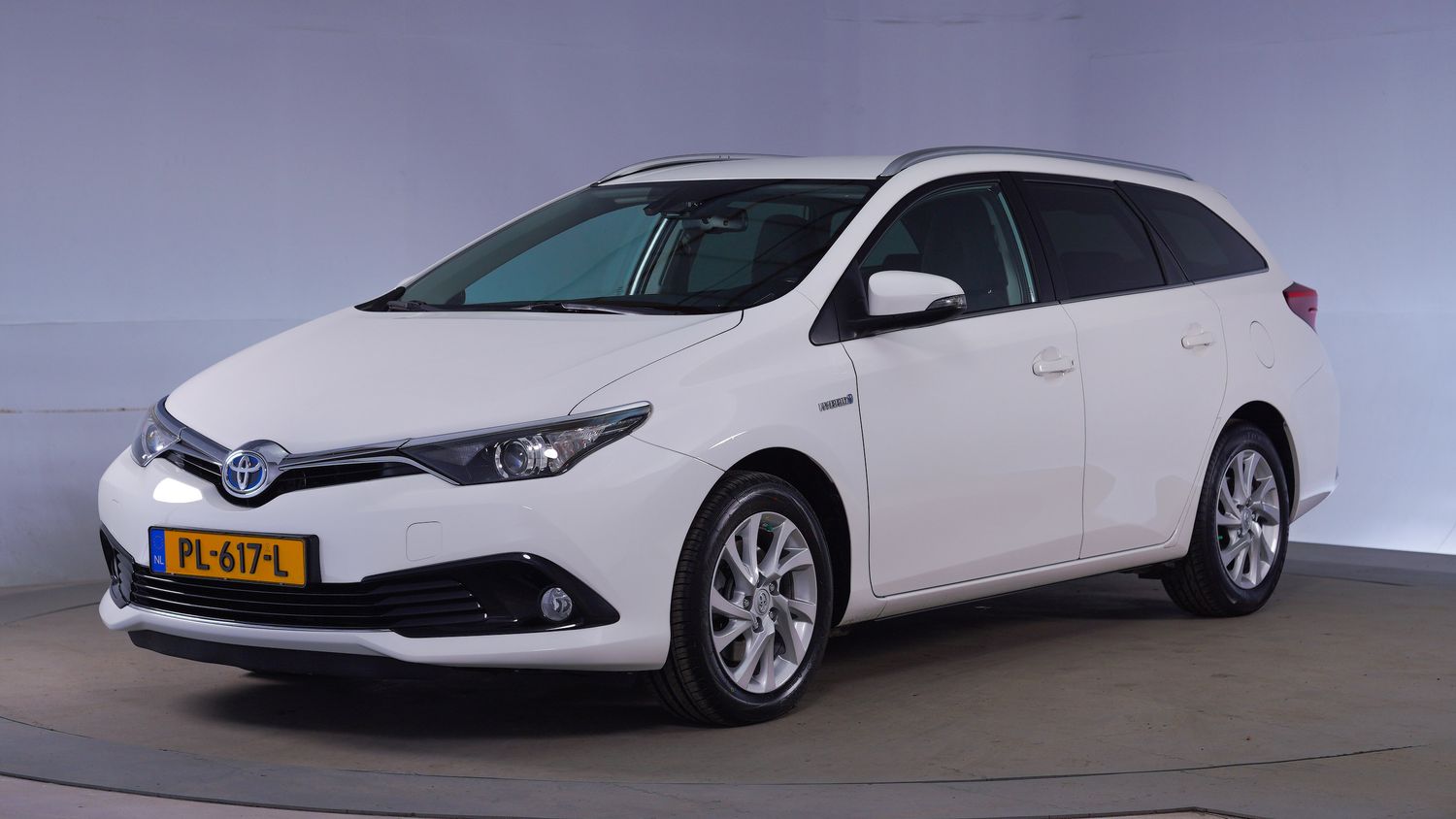 Toyota Auris Station 2017 PL-617-L 1