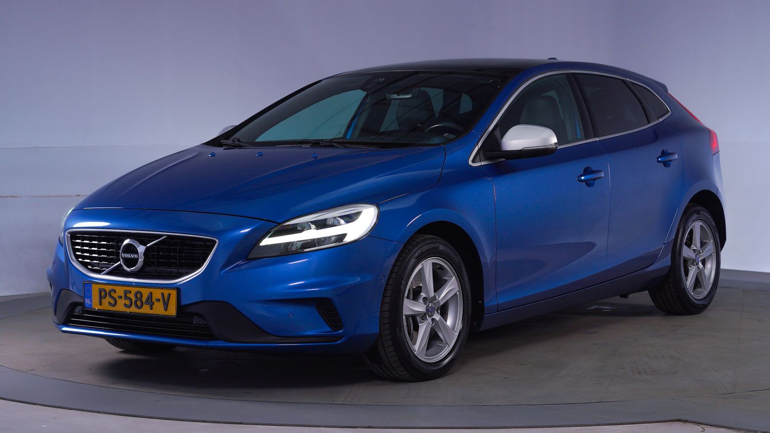 Volvo V40 Hatchback 2017 PS-584-V 1