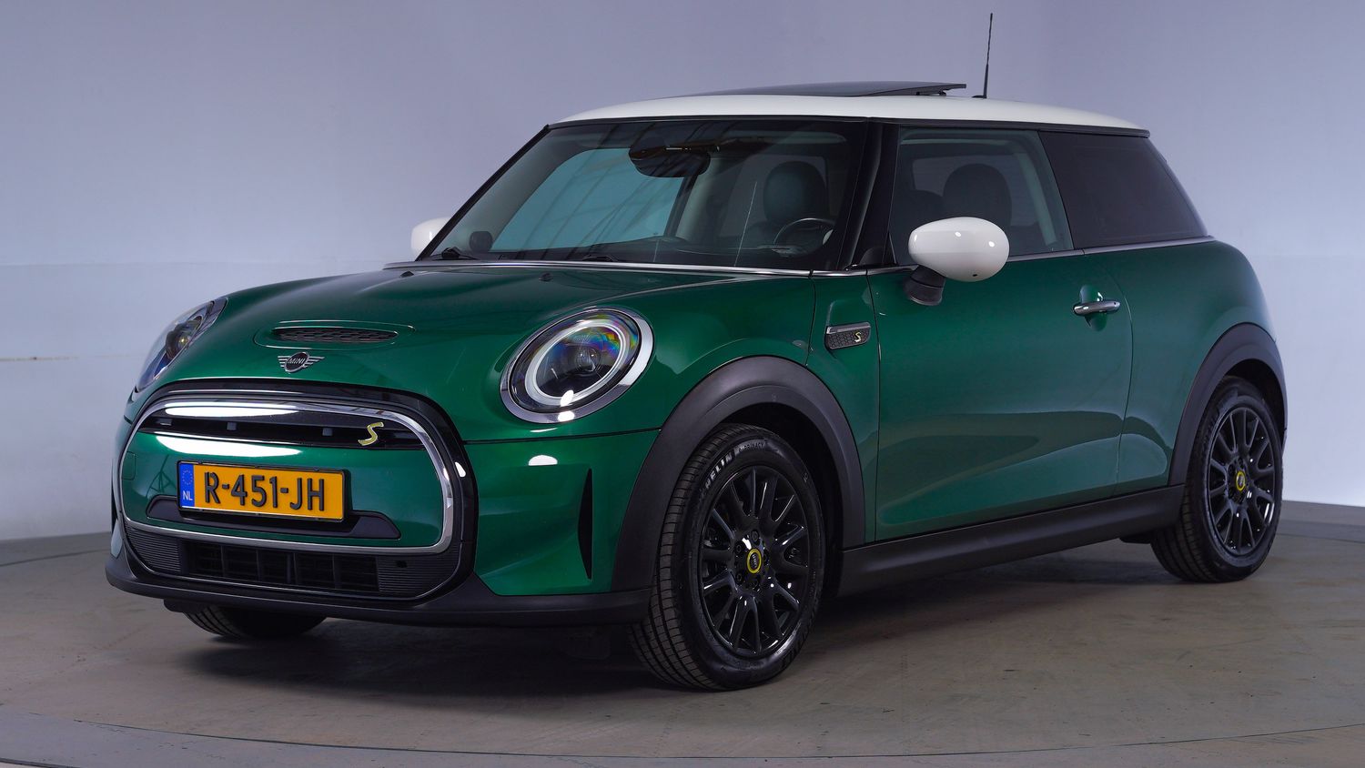 Mini Cooper Hatchback 2021 R-451-JH 1