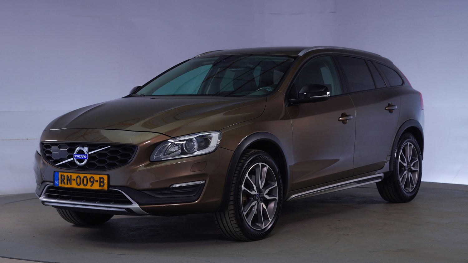 Volvo V60 Cross Country Station 2018 RN-009-B 1