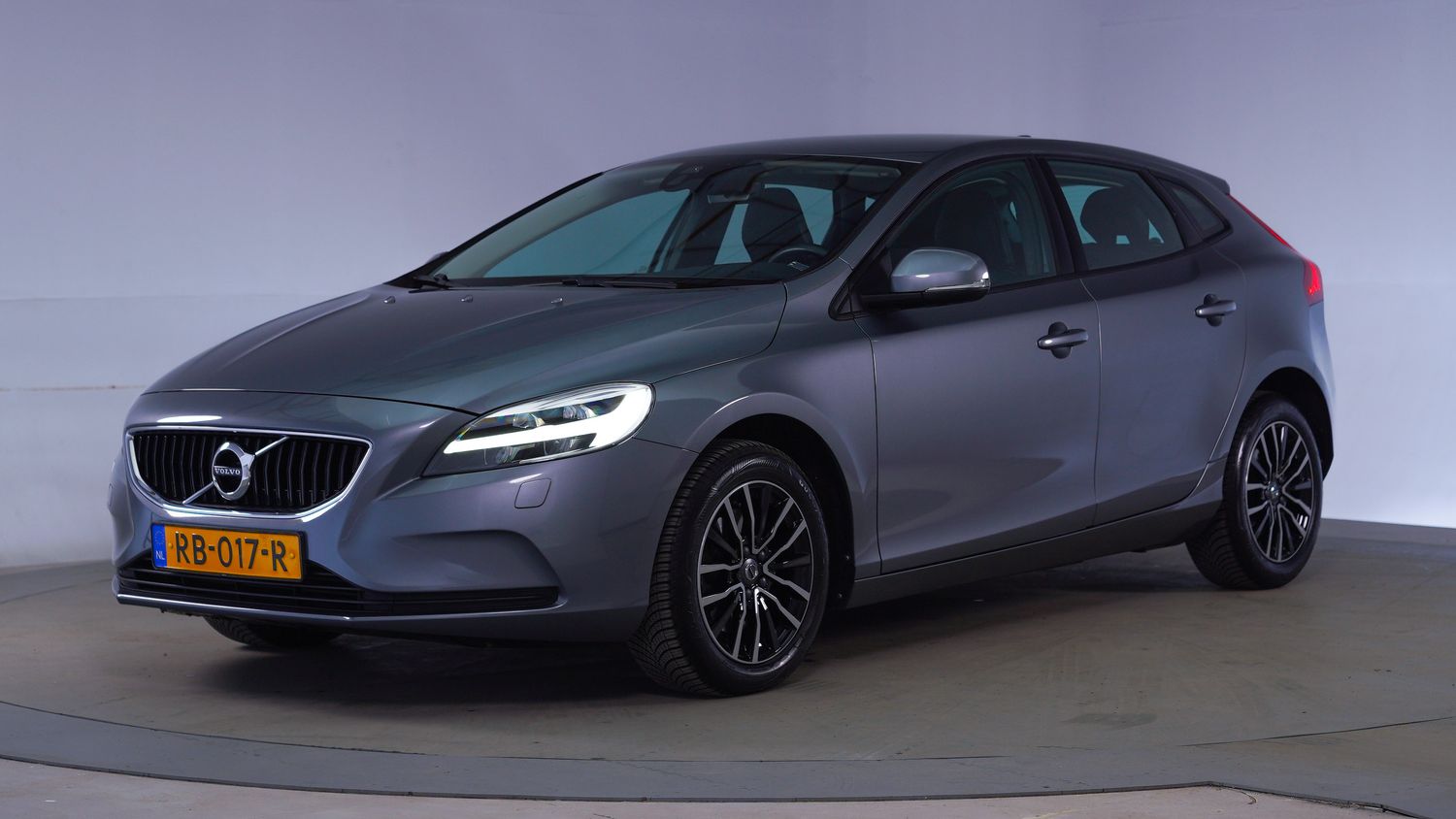 Volvo V40 Hatchback 2017 RB-017-R 1