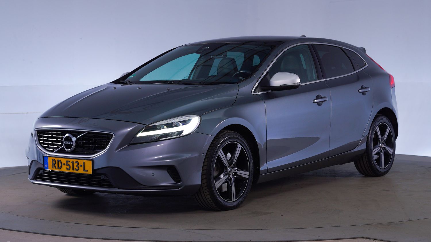 Volvo V40 Hatchback 2017 RD-513-L 1