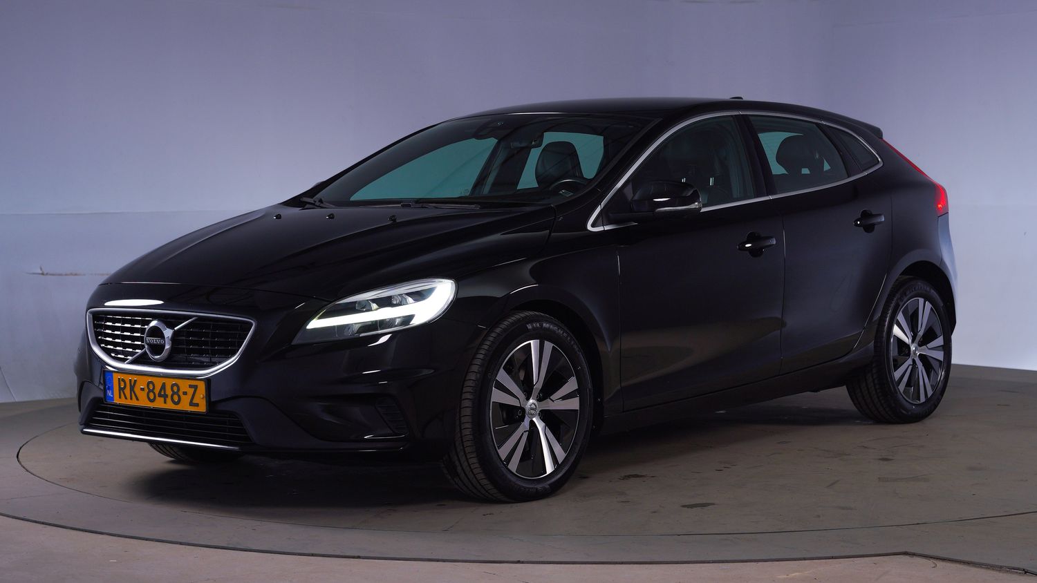 Volvo V40 Hatchback 2018 RK-848-Z 1