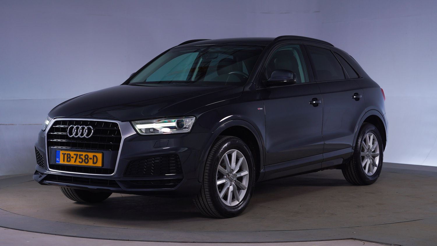 Audi Q3 MPV 2018 TB-758-D 1