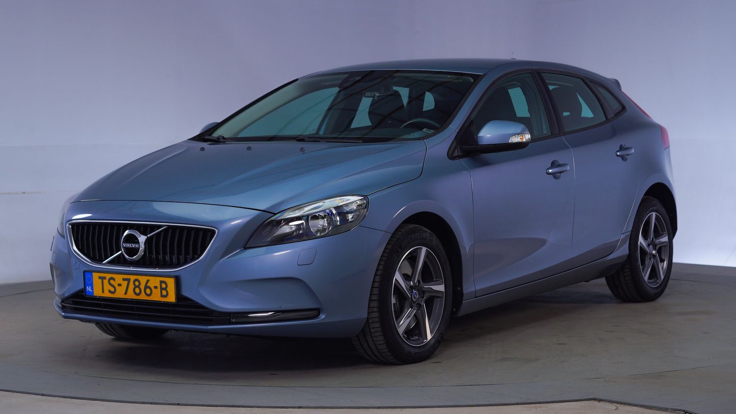 Volvo V40 Hatchback 2017 TS-786-B 1