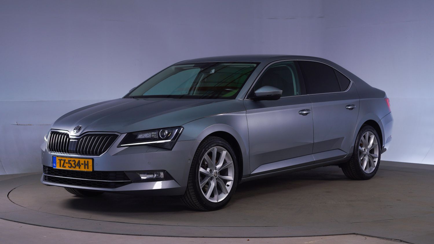 Skoda Superb Station 2018 TZ-534-H 1