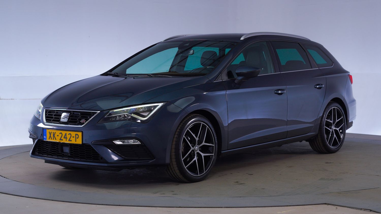 Seat Leon Station 2019 XK-242-P 1
